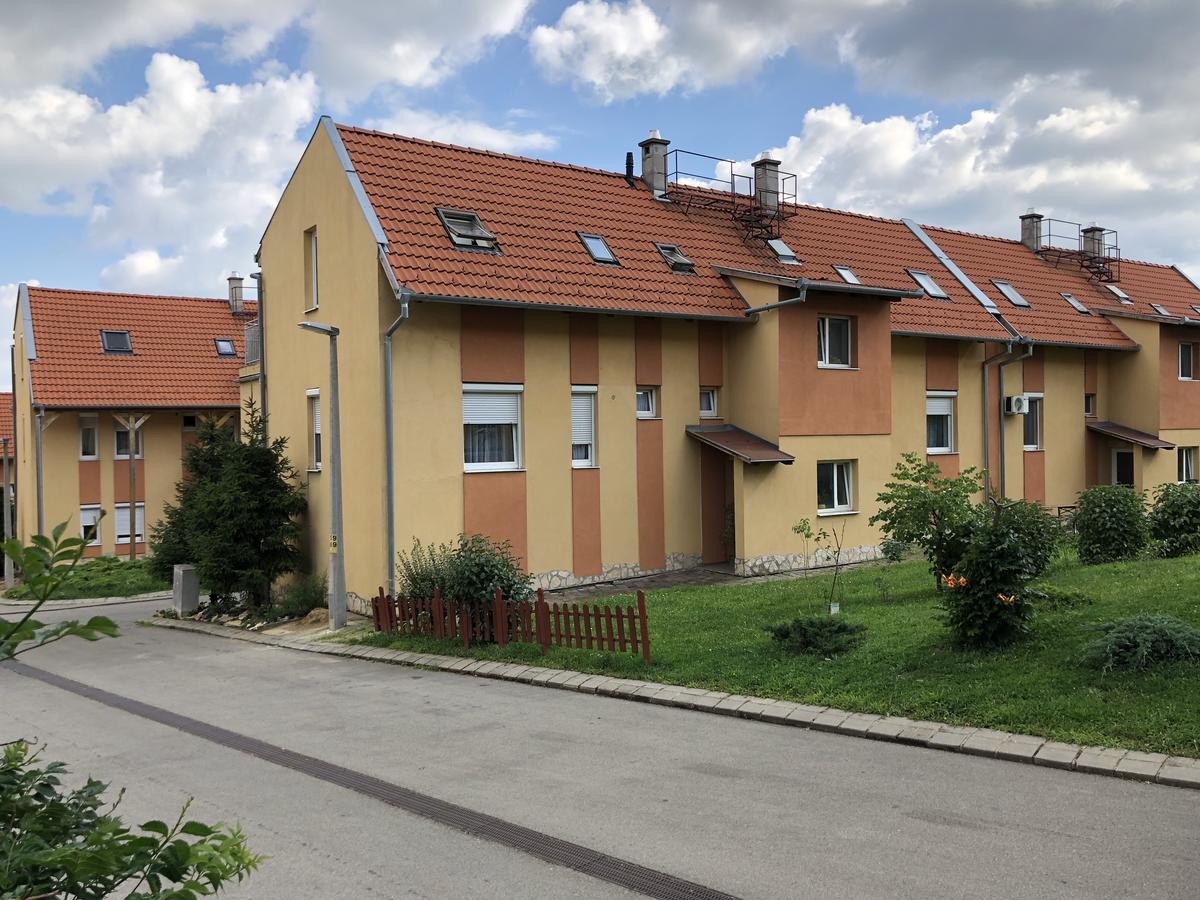 Luxory Home Pécs Esterno foto